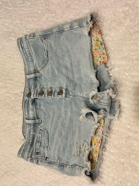 American Eagle Light Wash Denim Button-Front Women’s Shorts